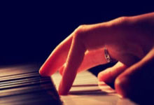 歌手张颜齐晒武磊to签国足球衣，武磊评论：也是神“齐”的一天.